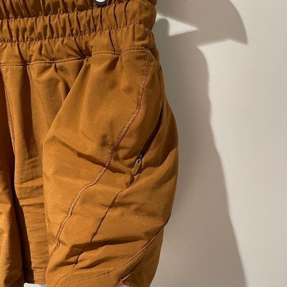 Lululemon high rise hotty hot 4 inch, size 6 - Picture 4 of 5